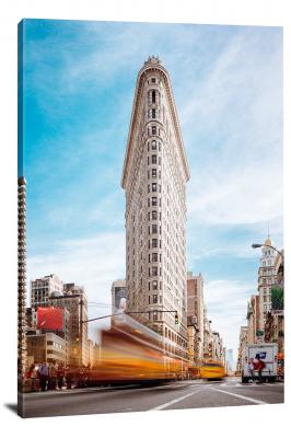 CW5283-buildings-flatiron-buildling-with-traffic-00