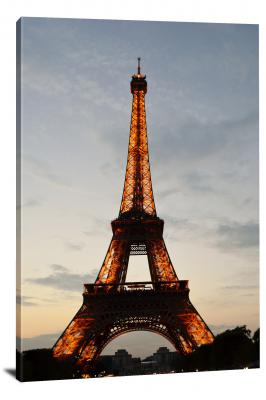 CW5809-attractions-eiffel-tower-lit-up-00