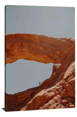 CW1384-canyonlands-national-park-mesa-arch-blue-sky-00