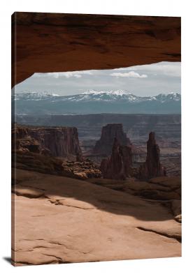 CW1388-canyonlands-national-park-arch-frame-portrait-00