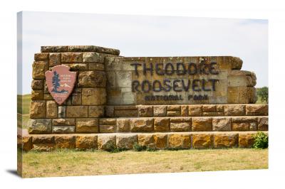 CW3122-theodore-roosevelt-national-park-national-entrance-sign-00