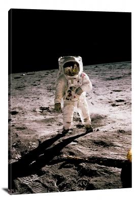 CW2324-astronaut-on-moon-00