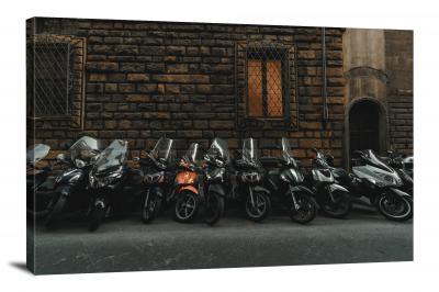 CW6181-motorcycles-lining-the-street-in-florence-00